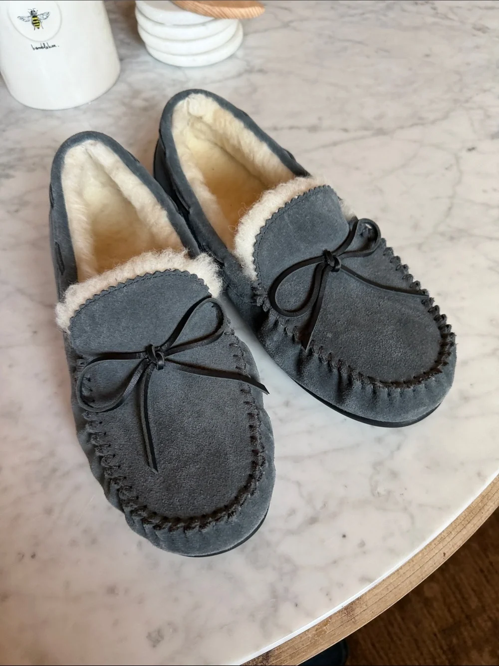 ABEO Amble Bow Women's Gray Suede Moccasin Slippers with Cream Shearling - Picture 5 of 8